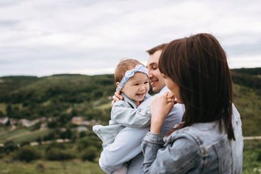 Çayır üzerinde yürüme aile görünümünü kapat