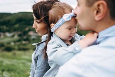 Çayır üzerinde yürüme aile görünümünü kapat