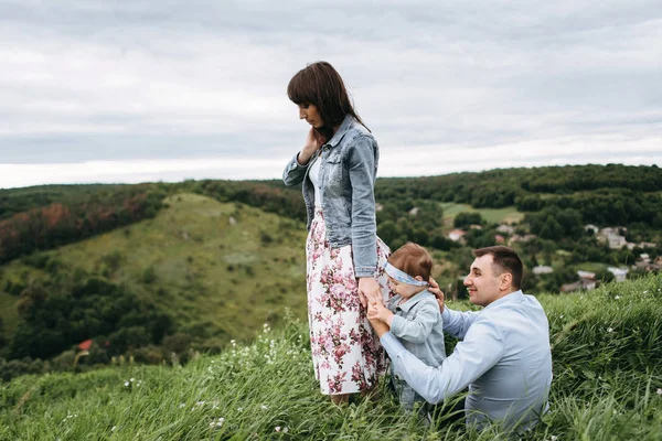 Anya Lánya Apja Ült Fűben Kézen — Stock Fotó