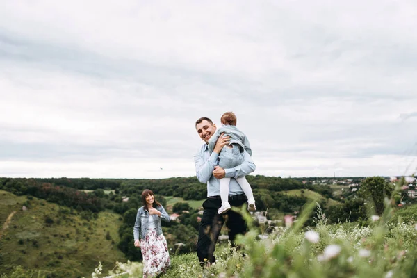 Joven Familia Sonriendo Caminando Por Campo Verde Juntos — Foto de Stock