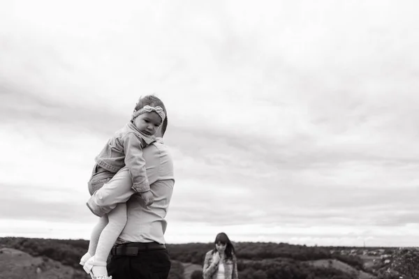 Vista Família Caminhando Pela Colina Contra Fundo Céu Nublado — Fotografia de Stock