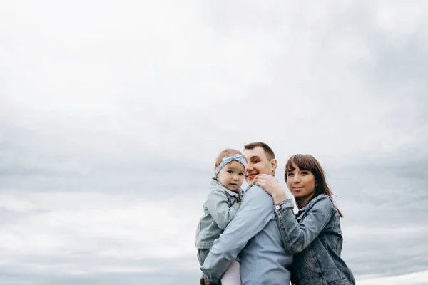 Porträtt Familjen Stående Mot Mulen Himmel — Stockfoto