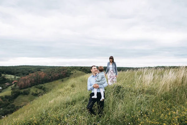 Vista Del Hombre Sonriendo Sosteniendo Hija Las Manos Mujer Caminando — Foto de Stock