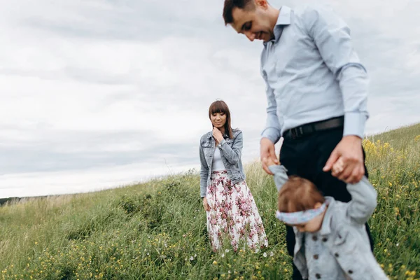 View Man Holding Hands Daughter Woman Standing Field — Stock Photo, Image