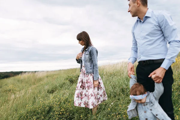 View Man Holding Hands Daughter Woman Standing Field — Stock Photo, Image