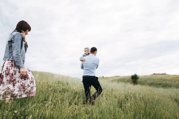 Zadní Pohled Mladé Rodiny Trávit Čas Spolu Chodit Poli — Stock fotografie