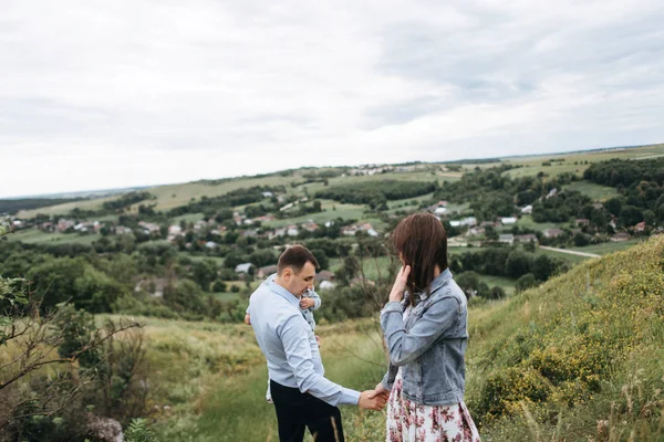 Vista Del Hombre Sosteniendo Hija Mano Tomándose Mano Con Esposa — Foto de Stock