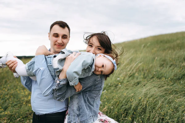 Framifrån Föräldrar Som Gick Ängen Och Innehav Dotter Händer — Stockfoto