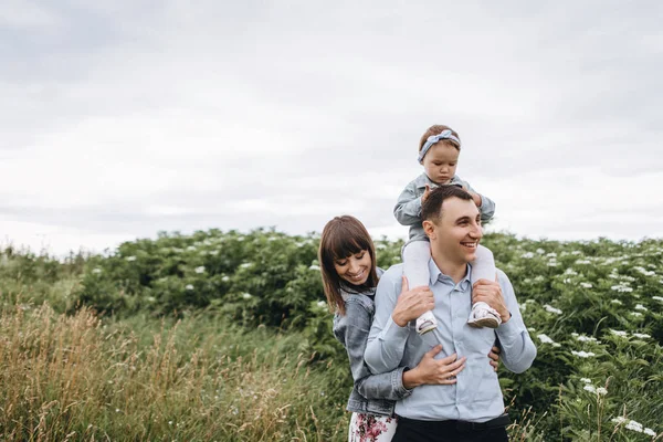 Vista Familia Caminando Prado Hombre Sosteniendo Hija Sobre Los Hombros — Foto de Stock