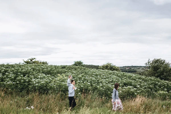 Seitenansicht Der Familie Fuß Der Nähe Von Blumenfeld — Stockfoto