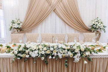 Festival çiçek dekorasyon, şeftali bezle düğün masa, sandalye kapsar ve perdeler