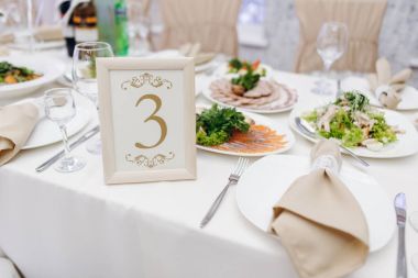 Üç numara, lezzetli mezeler, Salatalar ve sofra ile festival tablo