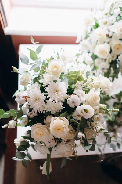 Draufsicht Auf Sträuße Aus Weißen Rosen Die Auf Dem Tisch — Stockfoto