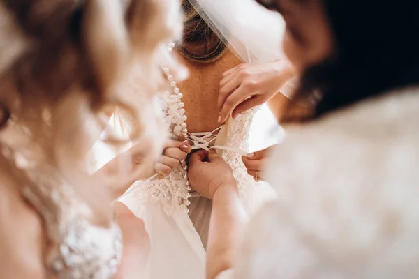Περικοπεί Άποψη Του Bridesmaids Βοηθώντας Νύφη Νυφικό — Φωτογραφία Αρχείου