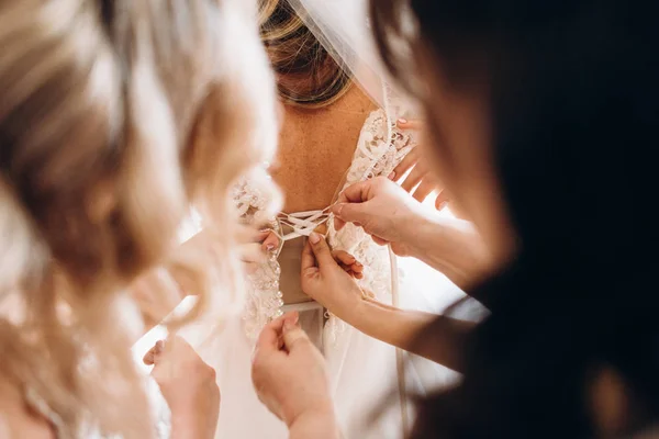 Abgeschnittene Ansicht Von Brautjungfern Die Braut Mit Brautkleid Helfen — Stockfoto