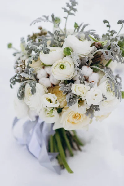 Весільний Букет Білих Троянд Білих Квітів Декоративних Рослин Листя Білому — стокове фото
