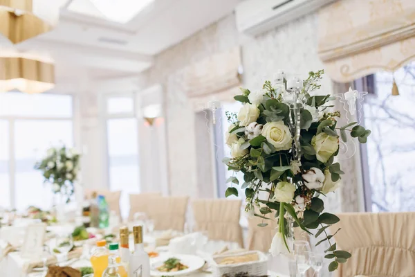 Készült Fehér Rózsa Vázák Ünnepi Asztal Dekoratív Virág Csokrok — Stock Fotó