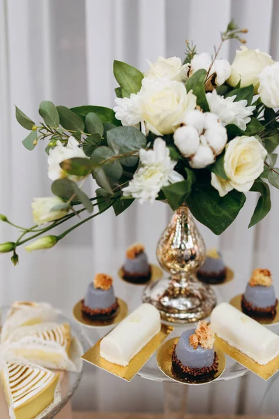 Primer Plano Pasteles Acristalados Festivos Servidos Soporte Pastel Con Flores — Foto de Stock