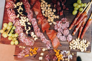 Üzerinde ahşap duruyor closeup farklı lezzetli aperatifler servis