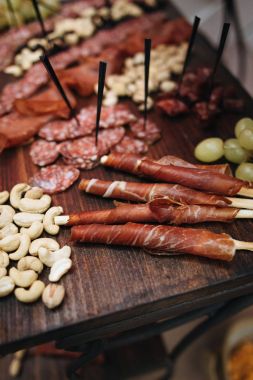 Üzerinde ahşap duruyor closeup farklı lezzetli aperatifler servis