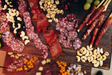 Üzerinde ahşap duruyor closeup farklı lezzetli aperatifler servis