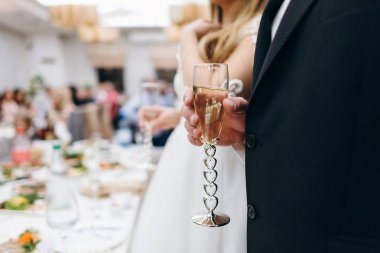 Kırpılmış cam elinde birlikte ayakta yeni evliler görünümünü 