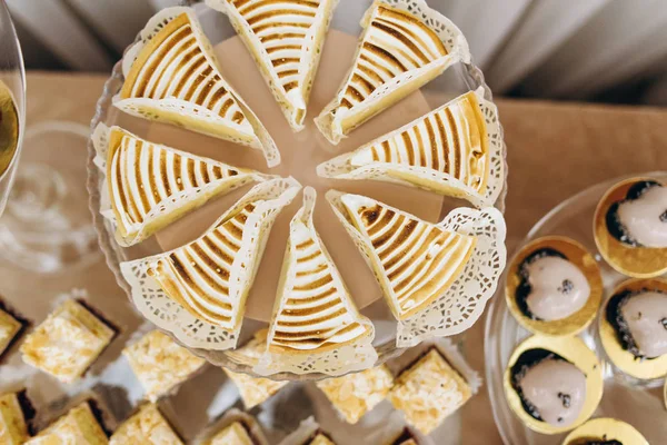 Zamknij Widok Urządzony Holiday Szkliwione Ciasto Serwowane Białym Poszczególnych Serwetki — Zdjęcie stockowe