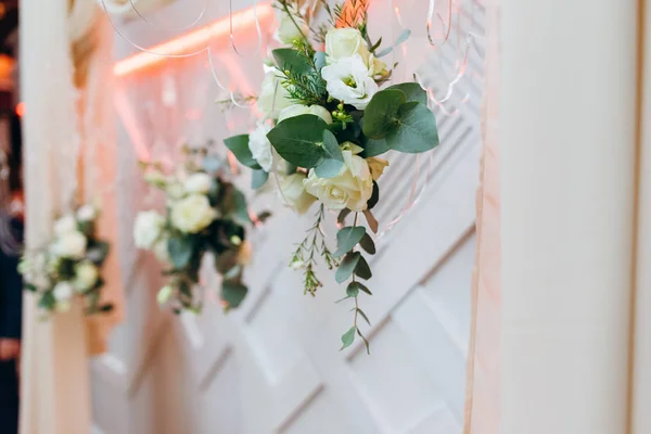 Dekorative Hängende Blumenkompositionen Aus Weißen Rosen Auf Weißem Holzhintergrund Mit — Stockfoto