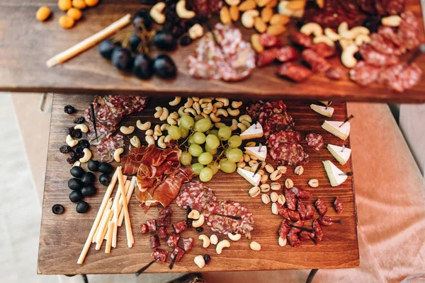 Primo Piano Diversi Snack Deliziosi Serviti Stand Legno — Foto Stock