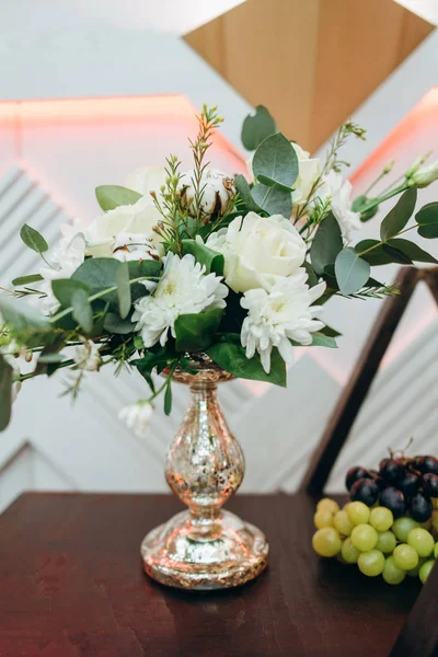 Schließen Sie Den Weißen Blumenstrauß Goldener Vase Auf Dem Tisch — Stockfoto