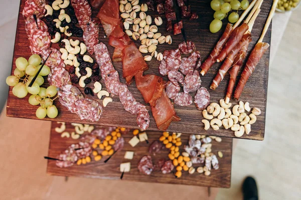 Primo Piano Diversi Snack Deliziosi Serviti Stand Legno — Foto Stock