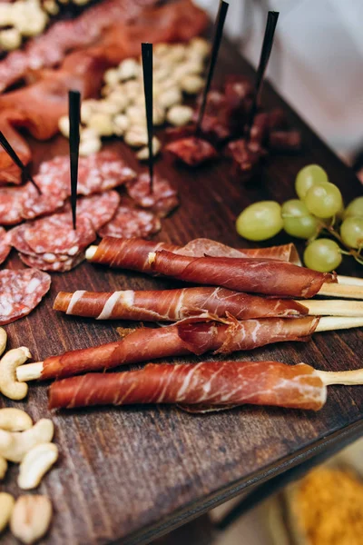 Fechar Diferentes Lanches Deliciosos Servidos Estandes Madeira — Fotografia de Stock