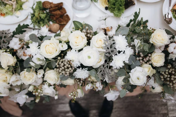 Draufsicht Auf Den Hochzeitstisch Mit Pfirsichtuch Und Festlicher Floraler Komposition — Stockfoto