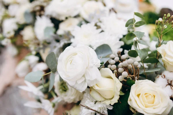 Composición Floral Con Rosas Blancas Flores Blancas Brotes Hojas Verdes — Foto de Stock