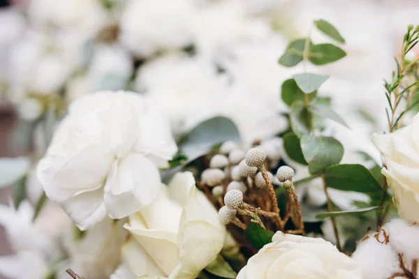 Floral Σύνθεση Λευκά Τριαντάφυλλα Λευκά Λουλούδια Μπουμπούκια Πράσινα Φύλλα Και — Φωτογραφία Αρχείου