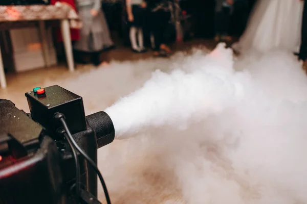 Vista Ritagliata Del Generatore Fumo Che Lavora Nel Ristorante — Foto Stock