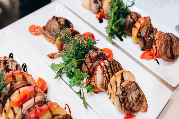 Gegrilltes Fleisch Kartoffeln Und Tomaten Auf Weißen Langen Rechteckigen Tellern — Stockfoto