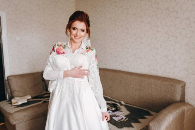 Gülümseyen ve gelinlik Tutuklu odası içinde şirin Kızıl saçlı gelin