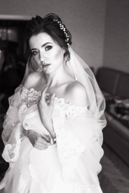 Evde kamera için poz sevimli gelin portresi