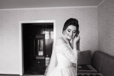 Evde düğün günü için hazırlanıyor gelin portresi