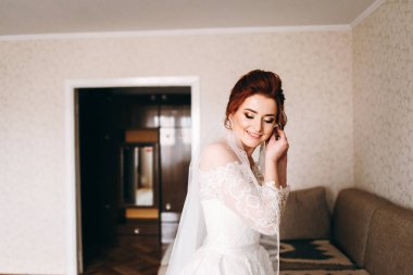 Evde düğün günü için hazırlanıyor gelin portresi