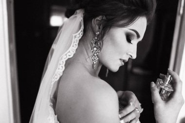 Düğün günü için hazırlanması ve parfüm evde kullanarak gelin portresi