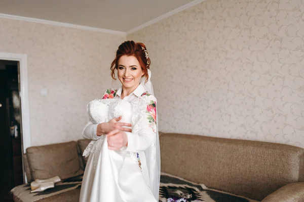Мила Руда Наречена Посміхається Тримає Весільну Сукню Кімнаті — стокове фото