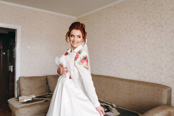 Noiva Ruiva Bonito Sorrindo Segurando Vestido Noiva Quarto — Fotografia de Stock