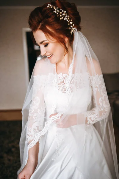 Carino Rossa Sposa Sorridente Posa Soggiorno — Foto Stock