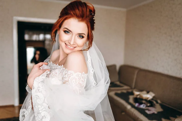 自宅のカメラにポーズかわいい花嫁の肖像画 — ストック写真