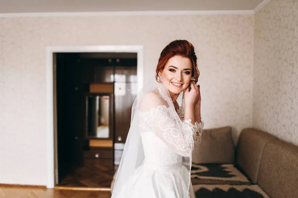 Aranyos Menyasszony Pózol Kamera Otthon Portréja — Stock Fotó
