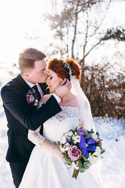 Romantiska Nygifta Kysser Utanför Vinterdag — Stockfoto