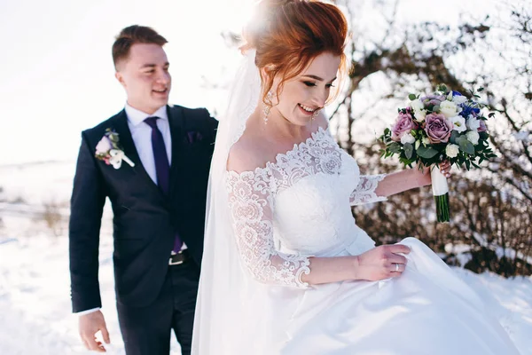 Söt Nygifta Njuta Tiden Tillsammans Utanför Vinterdag — Stockfoto