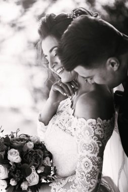 Dışarıda kış günü içinde öpüşme romantik yeni evliler 